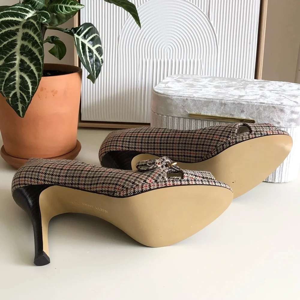 AK Anne Klein Plaid Houndstooth Heel Pump Brown Tan Gold Brass hardware size 6.5 - Picture 14 of 16